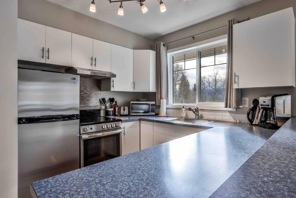 Big Mountain Views - Bright 2-Story Corner Unit Leilighet Canmore Eksteriør bilde