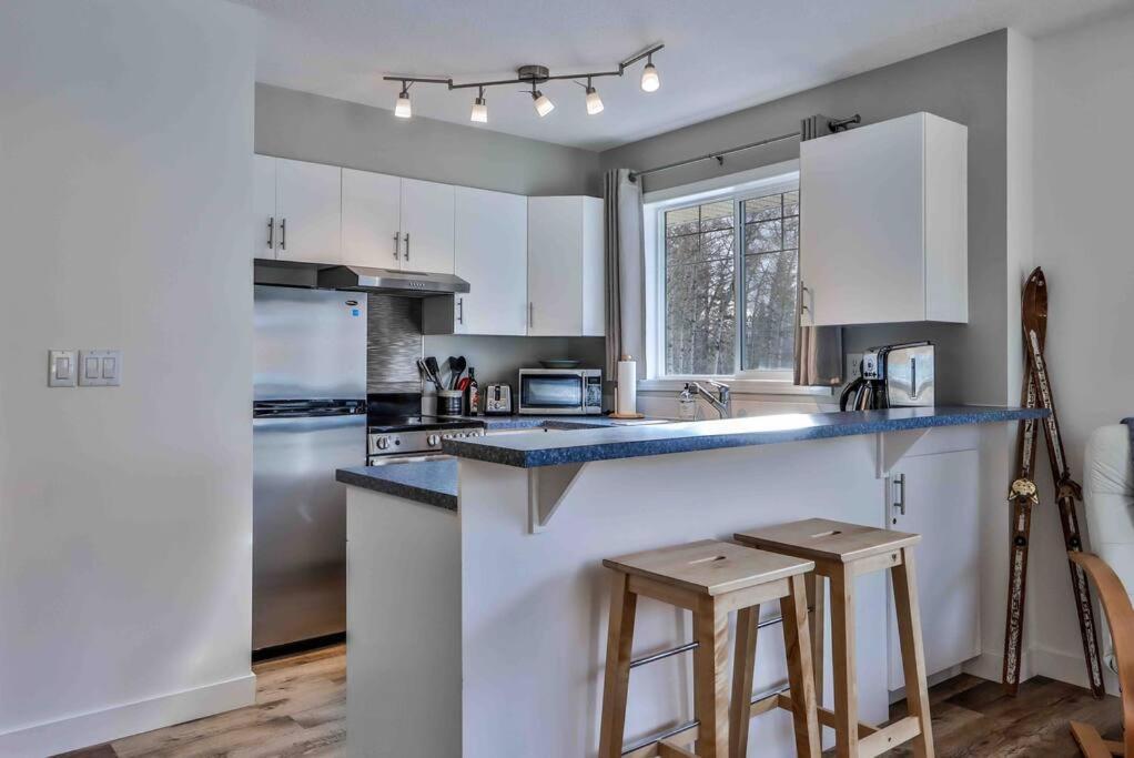 Big Mountain Views - Bright 2-Story Corner Unit Leilighet Canmore Eksteriør bilde