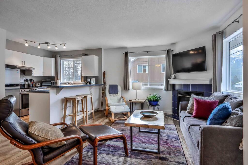 Big Mountain Views - Bright 2-Story Corner Unit Leilighet Canmore Eksteriør bilde