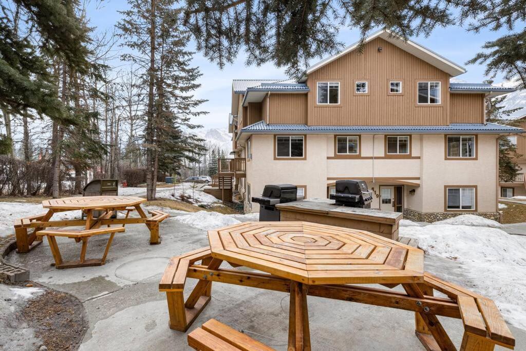 Big Mountain Views - Bright 2-Story Corner Unit Leilighet Canmore Eksteriør bilde