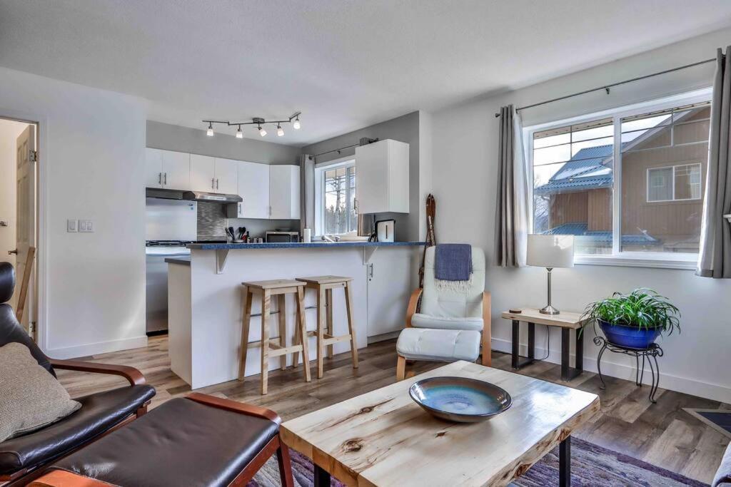 Big Mountain Views - Bright 2-Story Corner Unit Leilighet Canmore Eksteriør bilde